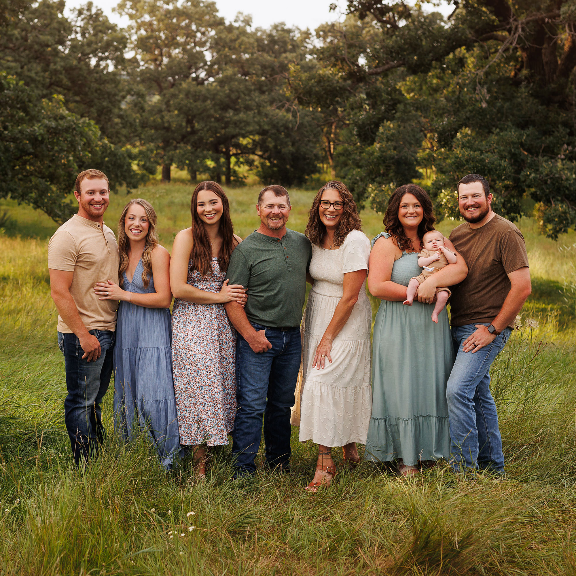 Outdoor Extended Family Pictures at home in Central MN by Adam Hommerding Photography